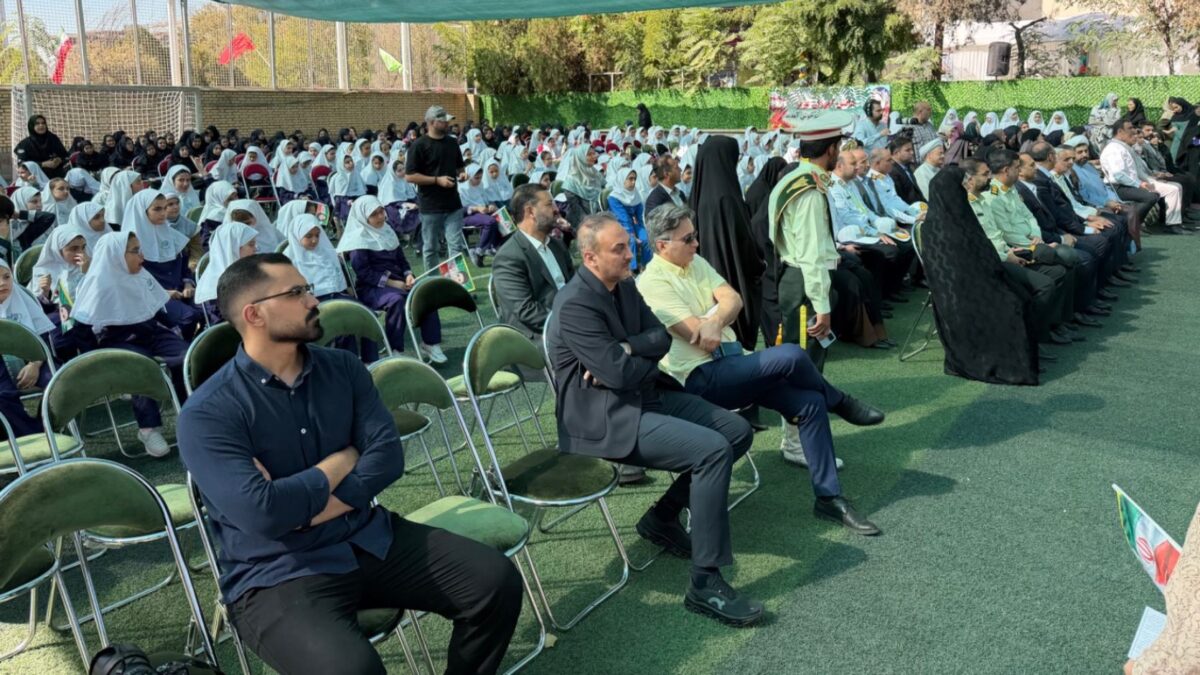 طنین مهر در دبستان رازی با حضور دکتر مجید اخشابی و جمعی از چهرههای شاخص